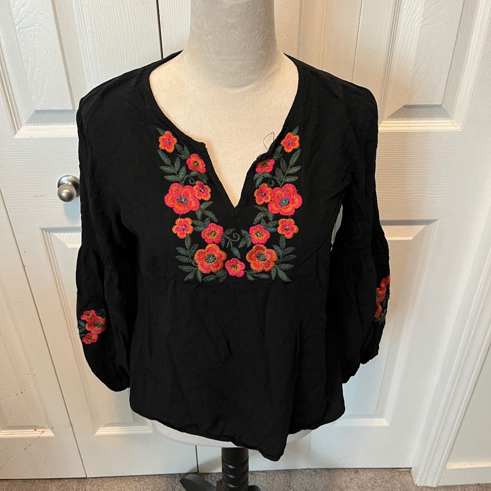 Luna Moon size M embroidered top